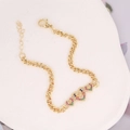 Primer plano de pulsera dorada con corazones de circonita arcoíris y caritas sonrientes - Corazón Sonriente de Circón de Colores (6#)
