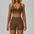 Conjunto de yoga acanalado sin costuras marrón oscuro con sujetador en V y shorts de cintura alta - Sujetador 7790 + Pantalón Corto 7790 - Marrón Oscuro / S
