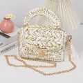 Nahaufnahme der handgefertigten Häkeltasche mit Goldschloss und Quasten-Detail - 20*6*15cm / Milchweiß