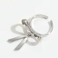Makro-Detail des silbernen Schleifenrings mit elegant polierter Oberfläche und Design - Einfache Schleife / Silber