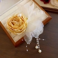 Dettaglio di elegante rosa in seta champagne e fiore in pizzo con nappe di perle - Fermaglio a Molla Con Nappa a Rosa Gialla