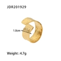 Detalle de anillo ancho chapado en oro 18K con ancho de 1,0 cm y peso de 4,7g - Estilo Dorado (JDR201929)
