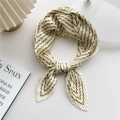 Foulard plissettato in seta beige con strisce giallo senape annodato a fiocco decorativo - Giallo Plissettato Bellezza Cornice Intera