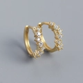 Elegantes pendientes huggie de plata S925 dorada con circonitas geométricas brillantes - Dorado