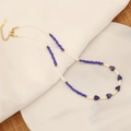 Detail der Perlenkette mit weißen und blauen Perlen, Natursteinen und Goldverschluss - Blauer Kristall (Nr. 5)