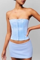 Hellblaues Satin-Set mit schulterfreiem Top und Minirock in eleganter, schmaler Passform - Niedrige Taille Blau