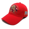Dettaglio cappellino rosso con ricamo 3D per il 250° anniversario e patch bandiera - Rosso