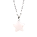 Dettaglio del ciondolo a stella in quarzo rosa con catena d'argento lucido su bianco - Quarzo rosa