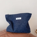 Dettaglio della borsa in denim blu scuro con puntini colorati ed etichetta Simple Wish - Blu navy