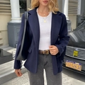 Elegante giacca blu navy con frange da donna abbinata a jeans grigi in vista urbana - S / Blu navy
