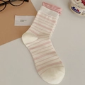 Damen-Socken mit Streifen in Beige und Rosa und süßem Rüschensaum am Bündchen - Einheitsgröße / Milchiges Rosa