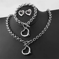 Detailoverzicht van een zilveren hartenset met ketting en armband op een zwarte buste - Hart Sieradenset