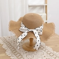 Detalle del ala de sombrero de paja tejida con cinta de lunares y elegante borde festoneado - 52cm (Recomendado 1-3 años) / Sombrero / Caqui