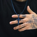 Dettaglio del ciondolo a croce in acciaio blu scuro con design traforato e catena snake - Solo Ciondolo / Blu