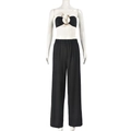 Dettaglio del crop top con ornamento in metallo a serpente dorato e pantaloni larghi - S / Nero