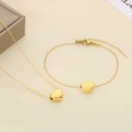 Vista detallada del conjunto de collar y pulsera de corazón bañados en oro de 18k - Corazón Curvo / Collar / Dorado