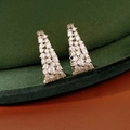 Makroaufnahme der 18k vergoldeten Silberohrringe mit mehrreihigem Zirkon-Pavé-Besatz - Silber