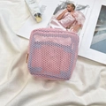 Makroaufnahme der rosa Mesh-Kosmetiktasche mit Reißverschluss und seitlichem Textiletikett - Hellrosa