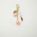 Portachiavi con rosa in resina rosa, chiusura a cuore dorata e perle bianche - Rosa Chiaro (A589)