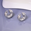 Silberne C-förmige Creolen mit geometrischer Donut-Textur und 18k Vergoldung für Damen - Silber-Gehämmert