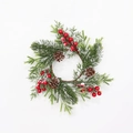 Détail de pommes de pin enneigées avec baies rouges et aiguilles de pin givrées sur couronne - Anneau de Bougie Aiguilles de Pin et Bois de Cerf Givrés / Diamètre Intérieur Env. 9cm