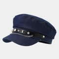 Dettaglio cappello marinaio in denim con catena d'argento e borchie metalliche a stella - Blu scuro