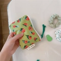Primo piano di mini pochette in tessuto verde con stampa di tulipani e zip resistente - Base Verde Frutta Piccolo Fiore Arancione