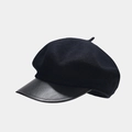 Dettaglio di un cappello newsboy in lana nera con visiera in pelle e finitura testurizzata - Taglia unica / Nero