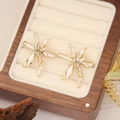 Elegante weiße Blumenohrstecker mit Vergoldung in einer luxuriösen Samtschmuckdose - Weiß