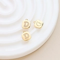Detail eines quadratischen, vergoldeten Buchstabe-D-Anhängers mit Zirkonia-Steinen - Buchstabe D