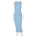Detalle de la textura de punto acanalado azul claro en un vestido midi sin mangas - S / Azul Cielo