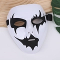 Détail d'un masque de danse hip-hop blanc avec graffitis noirs et sangle élastique réglable - Style F