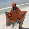 Poncho à capuche ethnique orange avec motifs floraux bleus et pompons noirs - LM314 Tournesol - Orange