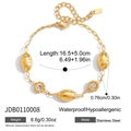 Dettaglio del bracciale in acciaio inossidabile dorato con fiori di strass e marchio - Bracciale con Fiori e Perle Ovali (JDB0110008)