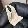 Bolso tote de punto en crema y rosa con una suave textura de ganchillo calada - Albaricoque con corazón rosa - dos filas