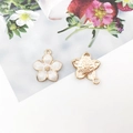 Ciondolo a fiore in smalto bianco con bordi dorati per collane fai-da-te e gioielleria - Fiore di ciliegio / 14x16mm