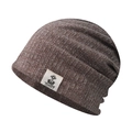Detail van de geribbelde gebreide textuur en het merklabel op een bruine beanie muts - Khaki