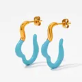 Pendientes de ola modernos en oro y esmalte azul cielo con un estilo minimalista - Azul