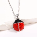 Marienkäfer Halskette mit rot-schwarzem Emaille-Anhänger auf weißem strukturiertem Stein - Stil 1 Platin 18mm