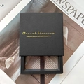 Caja de regalo deslizante en papel negro texturizado con elegante estampado dorado - Negro/Interior 9x9x2cm/Con Inglés