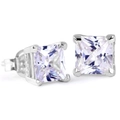 Dettaglio macro di orecchini a perno con zircone quadrato e montatura a quattro griffe - Placcato Argento Zirconia Bianca