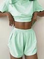 Détail d'un crop top en maille rayée vert clair et d'un short à taille élastique - S / Haut Et Bas / Vert clair