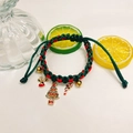 Details des rot-grünen geflochtenen Weihnachts-Halsbands mit Rentier und Baum-Anhängern - Einheitsgröße (Hals 27+5cm) / Weihnachtsbaum