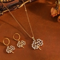 Goldenes Lebensbaum Schmuckset mit Strass Halskette und Creolen auf Samthintergrund - Gold Weißes Zirkonia Baum-Set (T031)