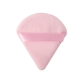 Detalle de la borla de maquillaje triangular de terciopelo rosa con cinta de seda - Rosa Claro