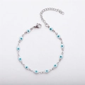Detailansicht eines Edelstahl-Armbands mit blauen bösen Blick-Anhängern und Karabinerhaken - 17+5cm / Weiß