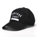 Détail de la broderie blanche NEW YORK STREET sur la casquette en denim noir délavé - Taille unique / Noir