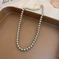 Collier de perles grises rétro français avec fermoir doré dans un plateau en bronze - 6mm / Gris
