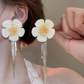 Boucles d'oreilles fleurs tissées à la main avec cœur jaune et pompons dorés longs - Style Gland de Fleur Tissée (68) / Blanc