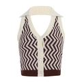 Dettaglio del top a v con motivo chevron in maglia, scollo a v e bottoni bianchi - Righe Marroni